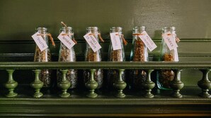 A shelf with six glass jars labeled with different herbs. - 1 Bed Tiny House Sleeps 2 -Hot Tub -Coal Fireplace (Liglet)
