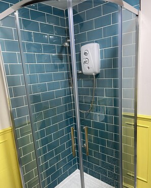 Dusj, hårføner og håndklær