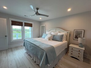 5 quartos, escrivaninha, ferros/tábuas de passar roupa