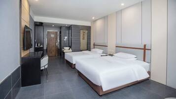 Una habitación de hotel moderna con una cama grande, un escritorio y una silla.