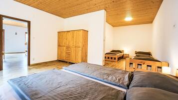 1 bedroom, desk, WiFi