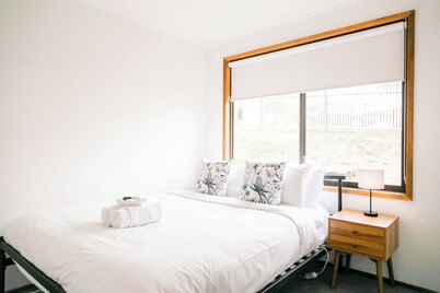 House 3 BR with parking, Close to hospital 2.2km Red Energy Arena Bendigo 1.6 km