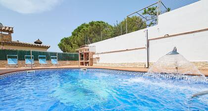 2MARINA01 - House with a private pool in a residencial area