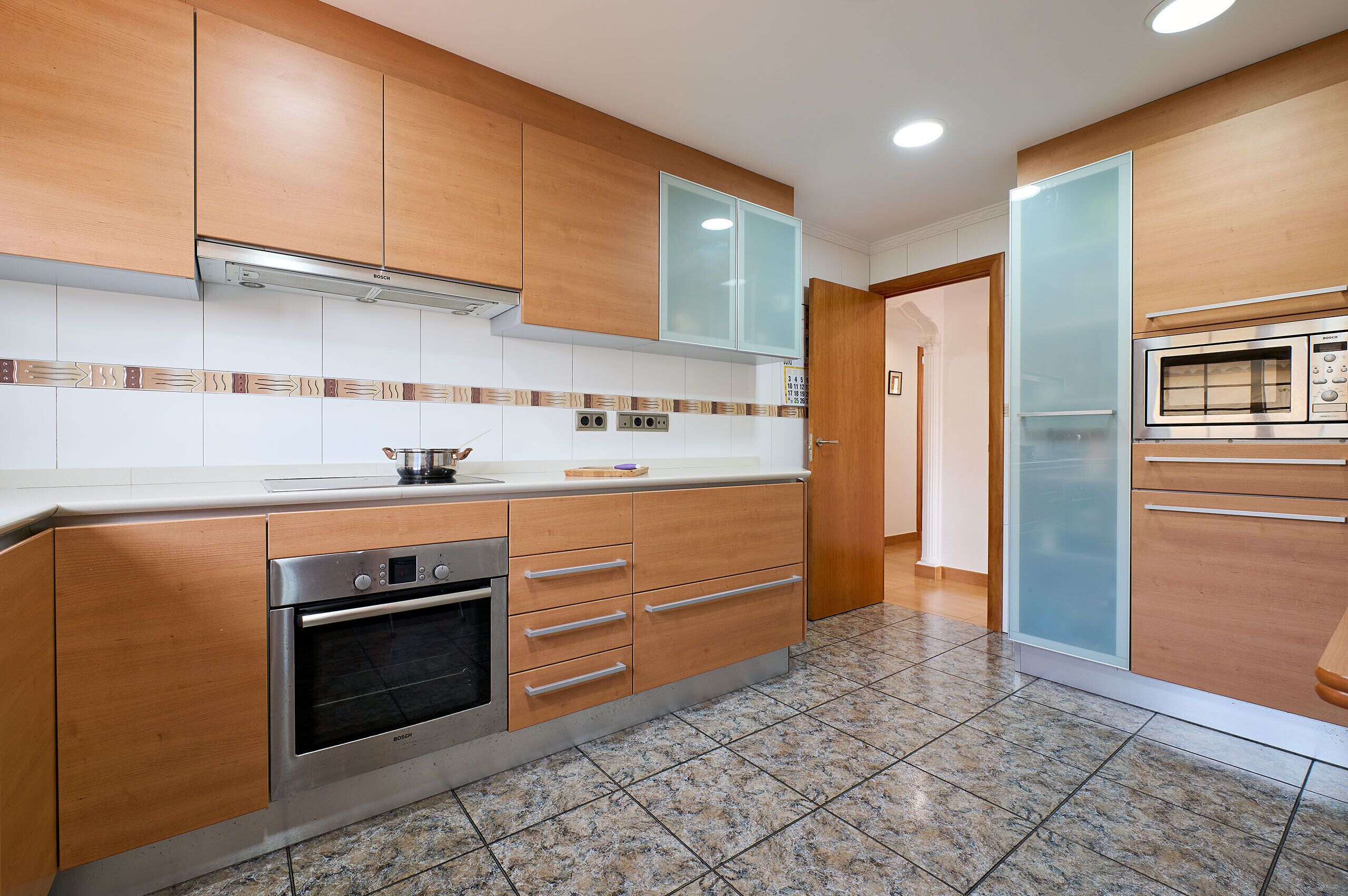 Een koelkast, een microgolfoven, een oven, een vaatwasser