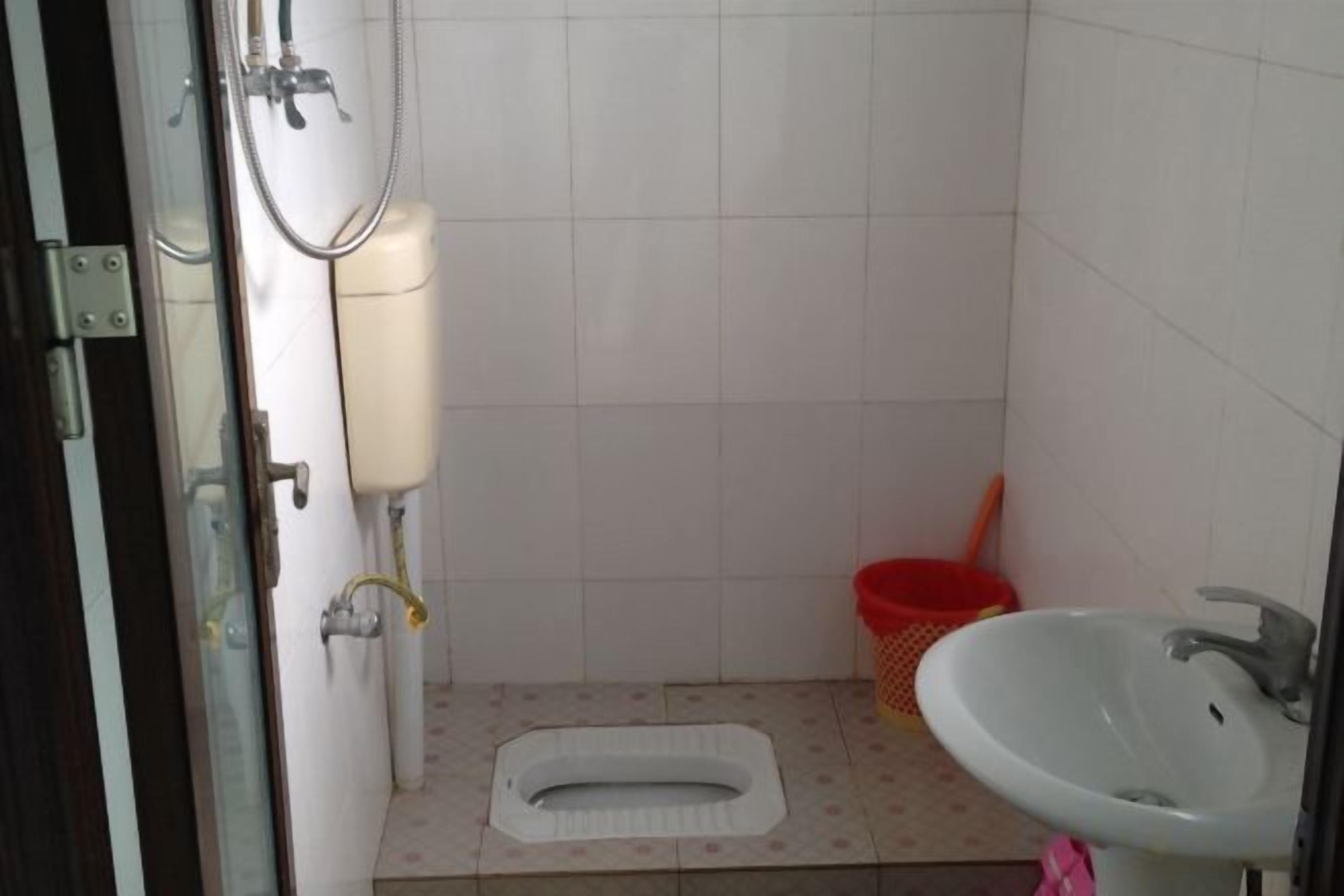 A bathroom with a toilet, bidet, and sink.