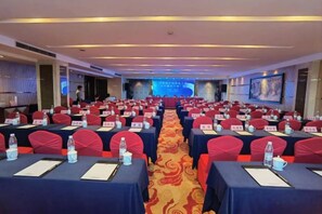 A conference room with rows of tables, chairs, and nameplates, equipped with water bottles and notepads. - Dahe International Hotel (Zhengzhou East Railway Station) (Zhengzhou)