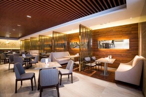 A modern hotel lobby with seating arrangements, a reception desk, and a large window providing a view. - Dahe International Hotel (Zhengzhou East Railway Station) (Zhengzhou)