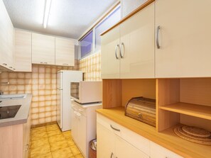 Jääkaappi, uuni, astianpesukone, keittoastiat/astiat/ruokailuvälineet