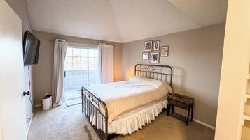 2 bedrooms, desk, WiFi, bed sheets