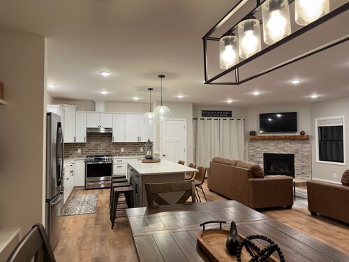 Beautiful 5 star  home overlooking Round Lake 6 bedrooms