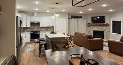 Beautiful 5 star home overlooking Round Lake 6 bedrooms