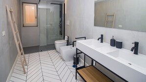 A modern bathroom with a large mirror, two sinks, and a shower area. - Iommella luxury - Schifano (Sant´Agnello)