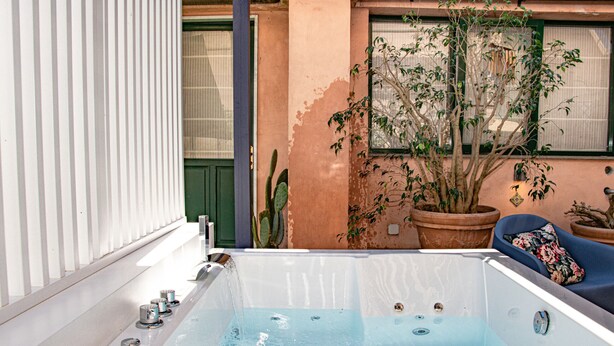 A hot tub with a view of a building and a tree. - Iommella luxury - Schifano (Sant´Agnello)