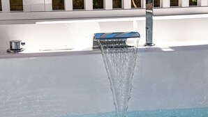 A pool with clear water flowing from a faucet. - Iommella luxury - Schifano (Sant´Agnello)