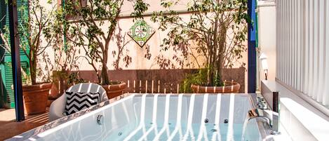 Tina de hidromasaje al aire libre