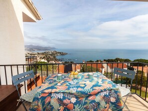 Outdoor dining - Delfines by Interhome (Llançà)