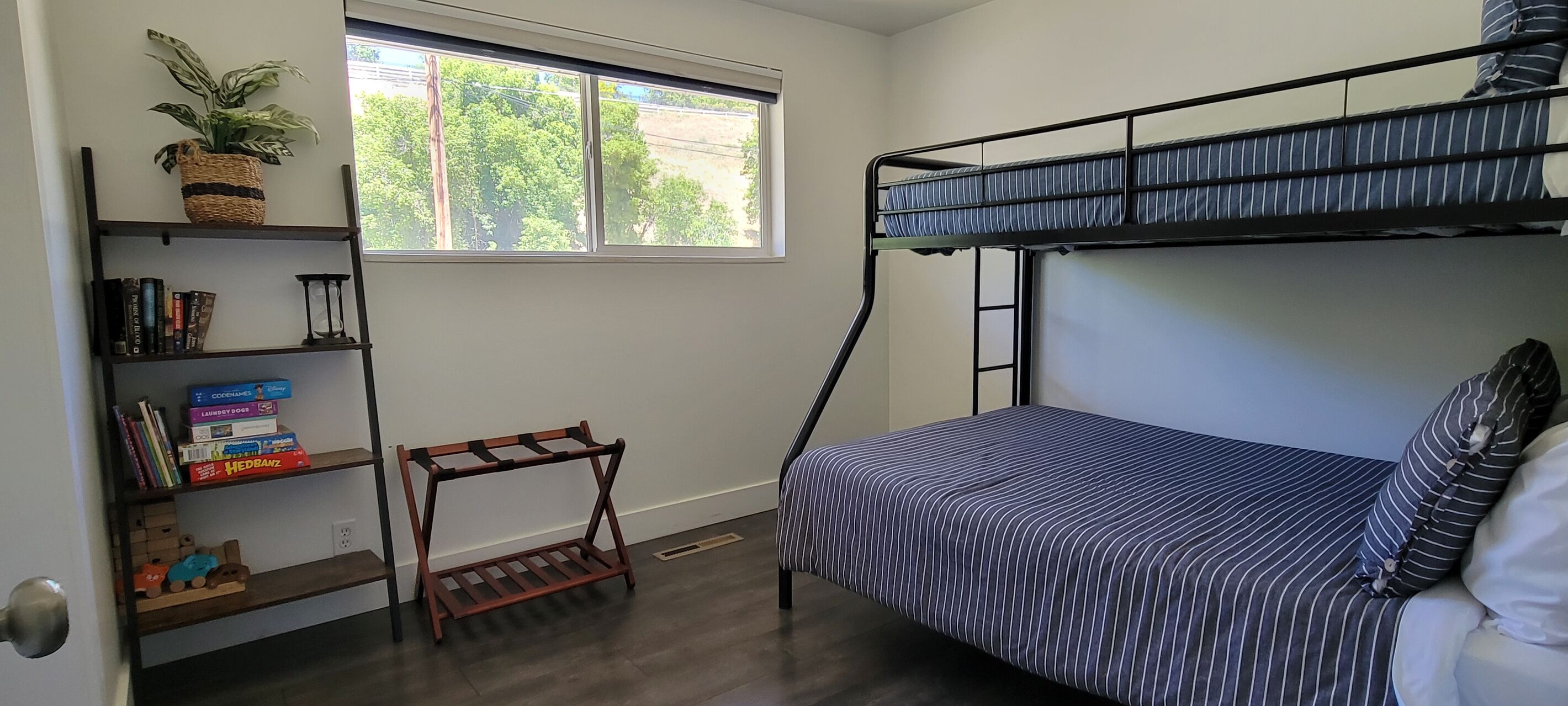 3 bedrooms, desk, iron/ironing board, travel cot