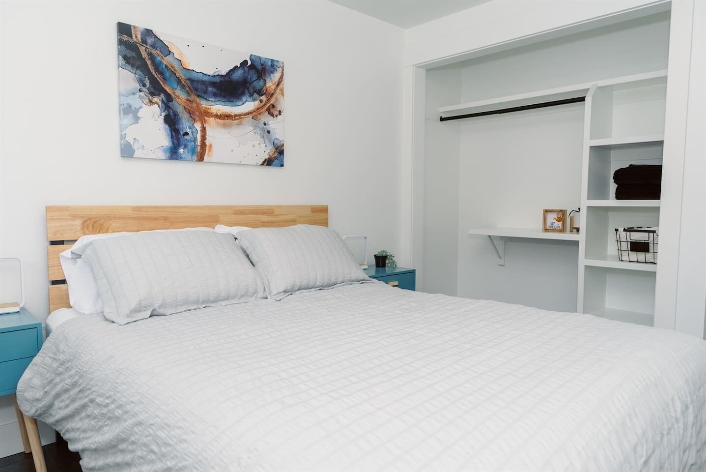 3 slaapkamers, een bureau, een strijkplank/strijkijzer, reisbedje