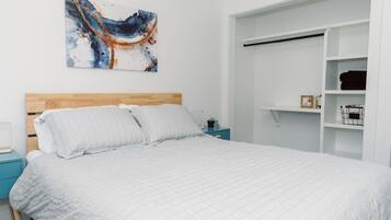 3 slaapkamers, een bureau, een strijkplank/strijkijzer, reisbedje