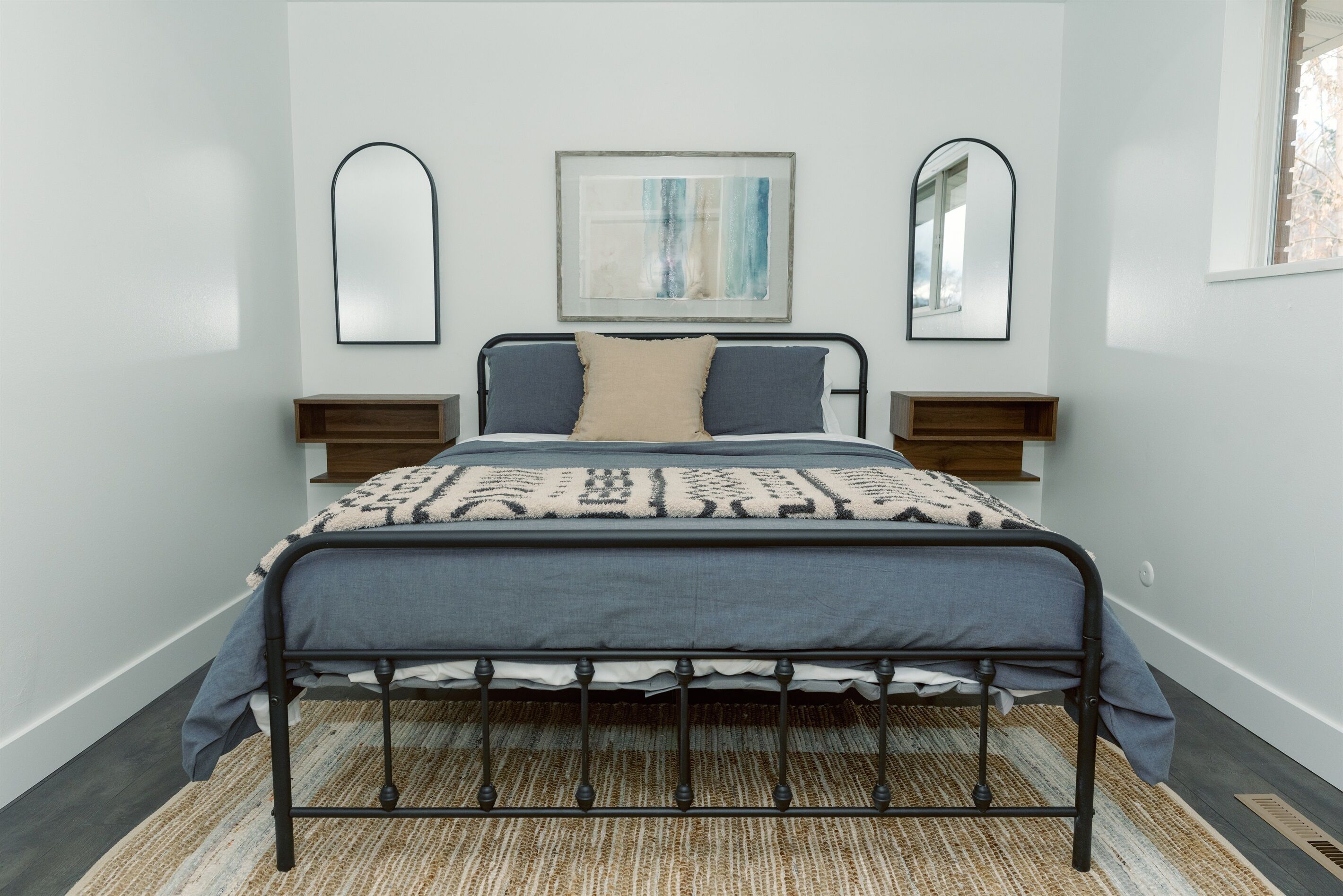 3 bedrooms, desk, iron/ironing board, travel crib