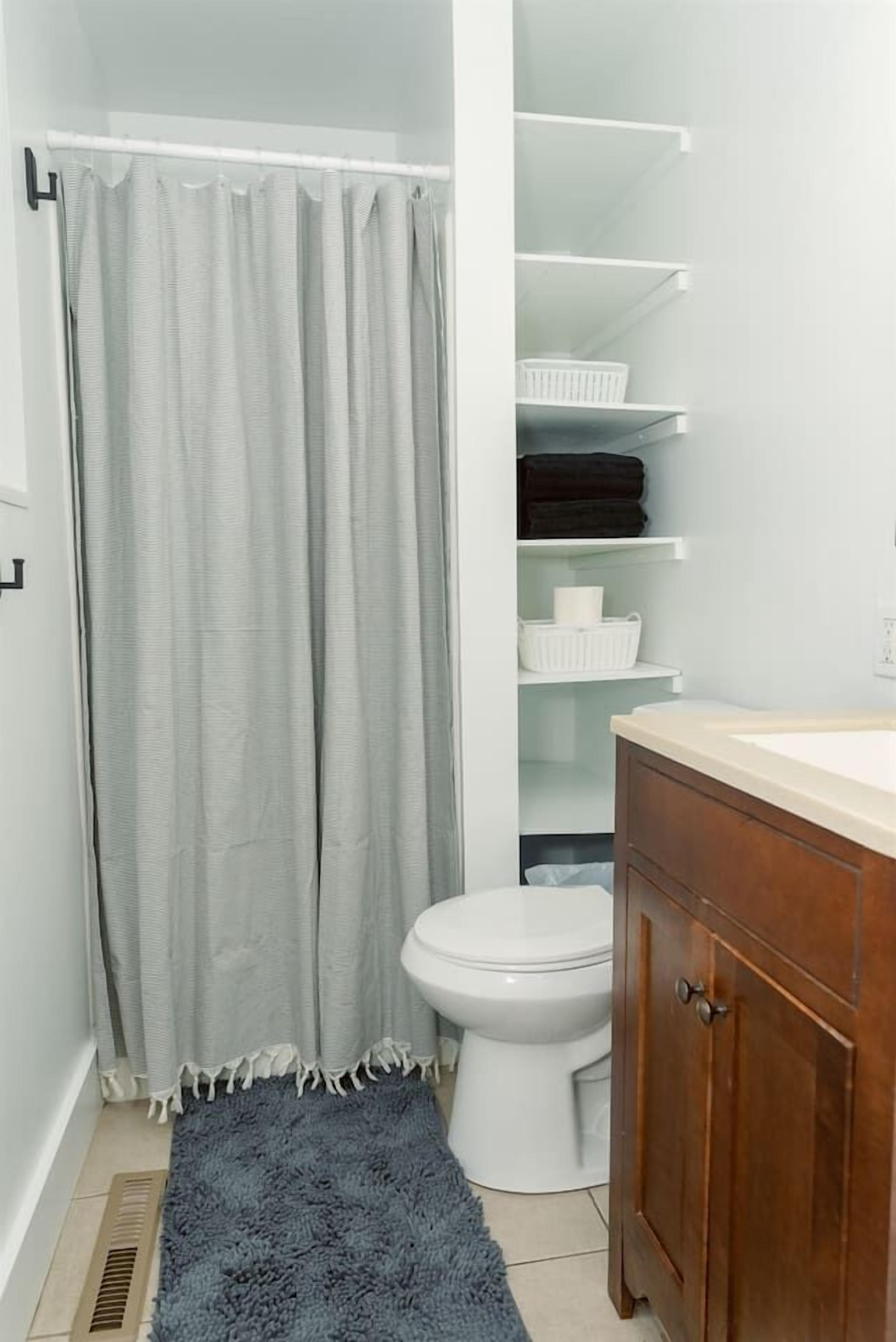 Een douche, een haardroger, handdoeken