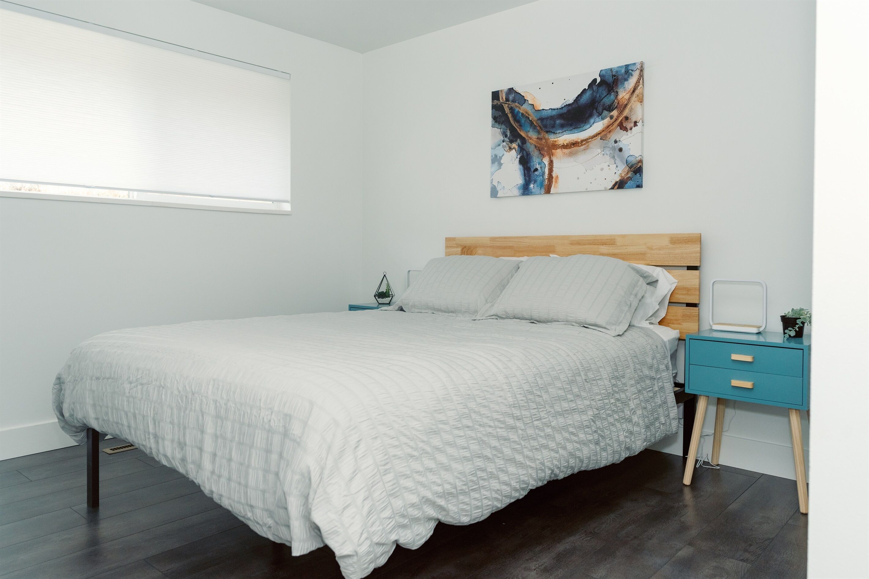 3 soverom, skrivebord, strykejern/-brett og reiseseng for barn