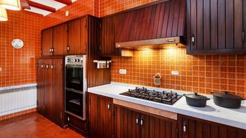 Een koelkast, een magnetron, een oven, een vaatwasser