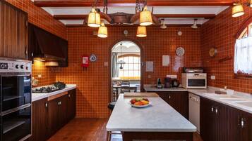 Een koelkast, een microgolfoven, een oven, een vaatwasser