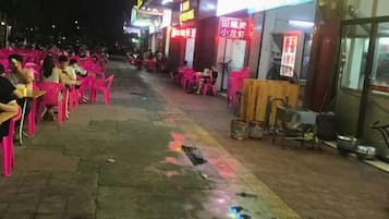تناول الطعام بالخارج