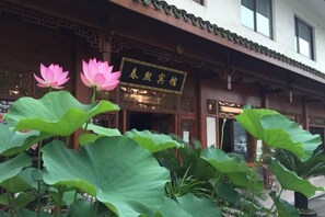 A traditional building with a sign that reads 'Spring Festival Inn'. - Haining chunxi hotel (Haining)