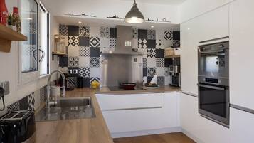 Een koelkast, een microgolfoven, een oven, een kookplaat