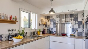 Kaffetrakter/tekoker, kjøleskap, mikrobølgeovn og ovn