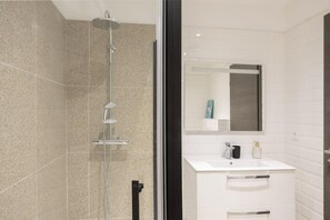 Shower, hair dryer, towels - Villa La Marine (Sisco)