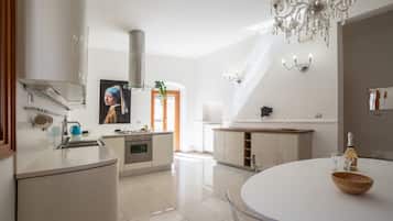 Frigorifero, forno, piano cottura, bollitore elettrico