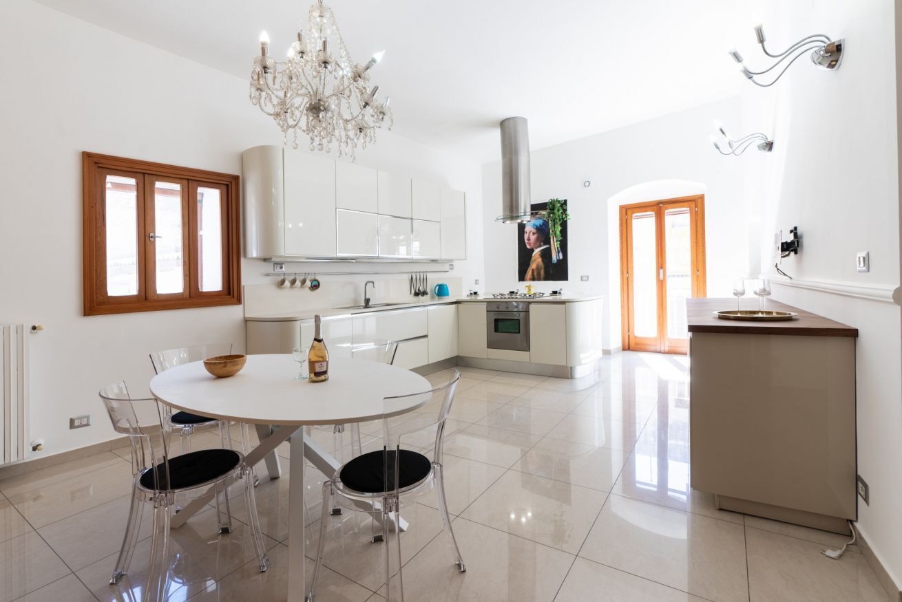 Refrigerador, horno, parrilla de estufa y utensilios de cocina 