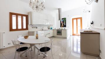 Kühlschrank, Ofen, Herdplatte, Kochgeschirr/Geschirr/Besteck