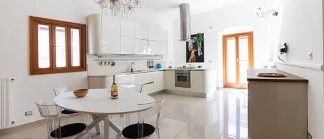 Kjøleskap, ovn, kokeplater og kjøkkenutstyr