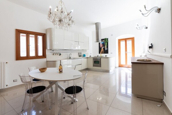 Fridge, oven, stovetop, cookware/dishes/utensils