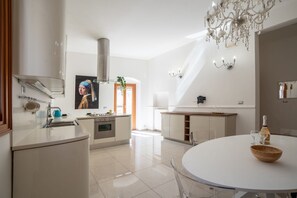 Frigorifero, forno, piano cottura, pentole/stoviglie/utensili
