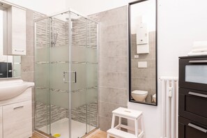 Shower, hair dryer, bidet - GuestHost - Livorno Central and Modern Room! (Livorno)