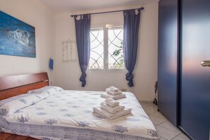 2 bedrooms, iron/ironing board, WiFi