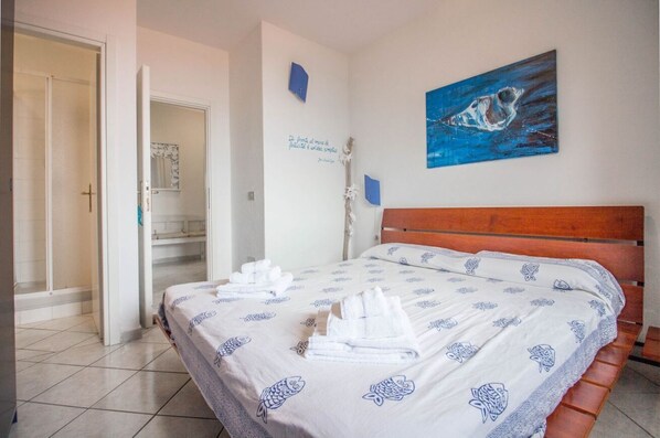 2 bedrooms, iron/ironing board, WiFi
