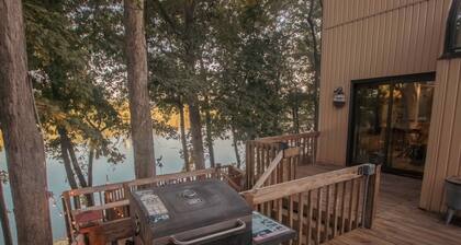 Huge Fall/Winter Lake House! On the Water! Sleeps 12. 5BR/4BA. Hot Tub & more!