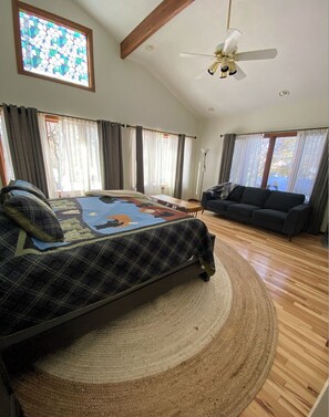 Smart TV, chimenea, videojuegos y futbolito 