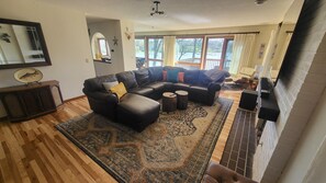 Smart TV, chimenea, videojuegos y futbolito 