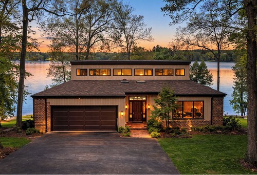 Huge Lake House! Sleeps 12. 5BR/4BA. Hot Tub + Game Room!
