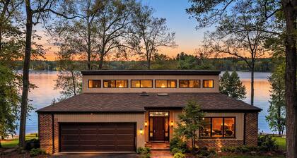 Huge Lake House! Sleeps 12. 5BR/4BA. Hot Tub + Game Room!