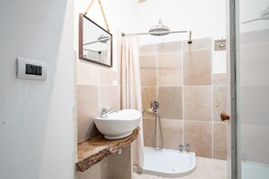 Ducha, secador de pelo, bidé y toallas