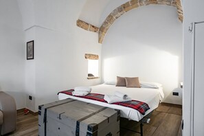 1 habitación, tabla de planchar con plancha, wifi y ropa de cama