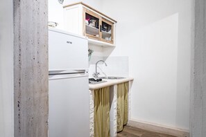 Réfrigérateur, surface de cuisson, vaisselle et ustensiles